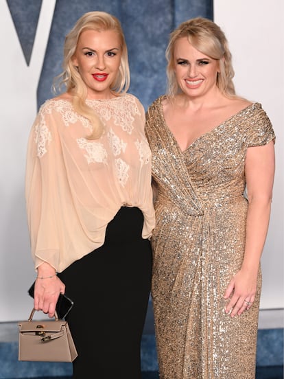 En noviembre de 2022, la actriz Rebel Wilson, de entonces 42 años, y su pareja, la empresaria Ramona Agruma, de 37, anunciaron que habían tenido una hija por un vientre de alquiler. “Más que orgullosa de anunciar el nacimiento de mi primera hija, Royce Lillian, nacida la semana pasada a través de un vientre subrogado. No soy capaz de describir el amor que siento por ella, es un milagro precioso. Gracias a todos los implicados, esto ha llevado años”, publicó en su cuenta de Instagram. “Ahora tengo una familia”. En febrero Wilson y Agruma se comprometieron en Disneyworld.