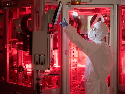 Producción de baterías para coches eléctricos en una planta de Volkswagen, en Salzgitter.