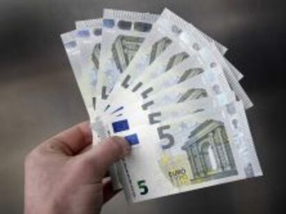 Imagen de billetes de cinco euros. 