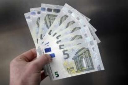 Imagen de billetes de cinco euros.
