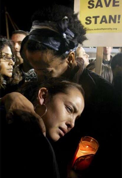 Dos mujeres se abrazan en Los Ángeles durante una vigilia tras la ejecución de Stanley T. Williams.
