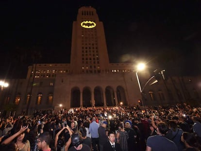 La señal de Batman, proyectada sobre el Ayuntamiento de Los Ángeles el jueves por la noche.