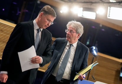 A la izquierda, el vicepresidente de la Comisión Europea, Valdis Dombrovskis, habla con el comisario de Economía, Paolo Gentiloni.