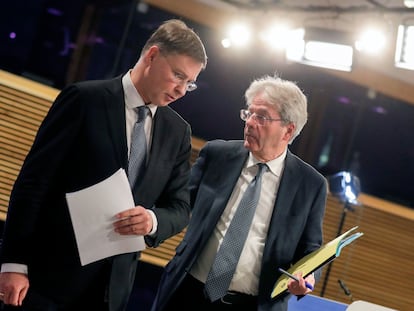 A la izquierda, el vicepresidente de la Comisión Europea, Valdis Dombrovskis, habla con el comisario de Economía, Paolo Gentiloni.