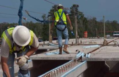 Trabajadores de Webber, filial de Ferrovial, en una de sus autopistas de Texas (EE UU).