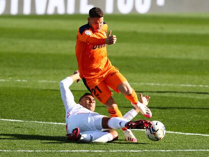 Casemiro roba el balón a Vallejo.