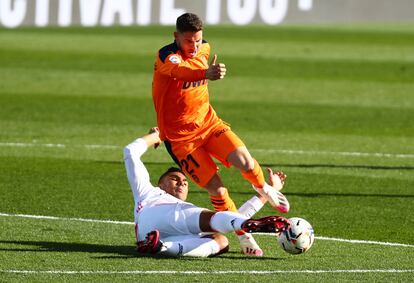 Casemiro roba el balón a Vallejo.