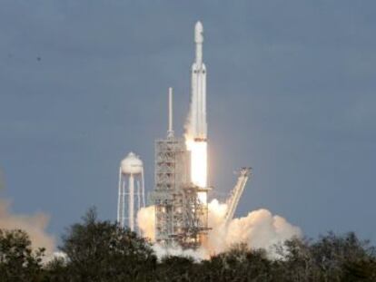 La compañía de Elon Musk prueba con éxito el Falcon Heavy, con capacidad para poner en órbita 64 toneladas de carga