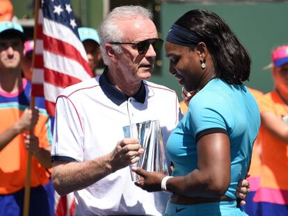 Raymond Moore entrega a Serena Williams el t&iacute;tulo de subcampeona de Indian Wells el pasado domingo.