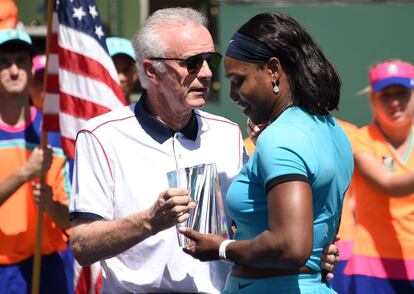 Raymond Moore entrega a Serena Williams el título de subcampeona de Indian Wells el pasado domingo.