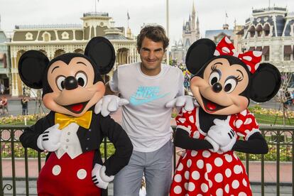 El tenista Roger Federer no dudó en ponerse los característicos guantes de la pareja Disney más famosa durante su estancia en el parque de Florida en marzo de 2014.