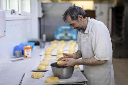 La mona tradicional se hace de forma totalmente artesanal en Panes Creativos.