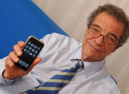 César Alierta, presidente de Telefónica, con un iPhone.