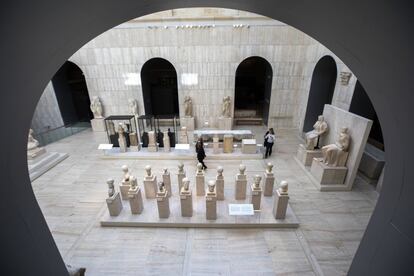 Vista actual del patio romano del Museo Arqueológico, recuerda un foro lleno de esculturas de emperadores. La foto está tomada desde la pasarela donde se expone la colección de numismática y medallística del MAN.