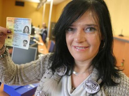 Sonia Bañeza, el pasado lunes en la Comisaría de Irún donde recogió su nuevo DNI. 