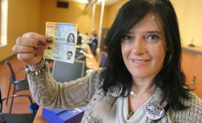 Sonia Bañeza, el pasado lunes en la Comisaría de Irún donde recogió su nuevo DNI.
