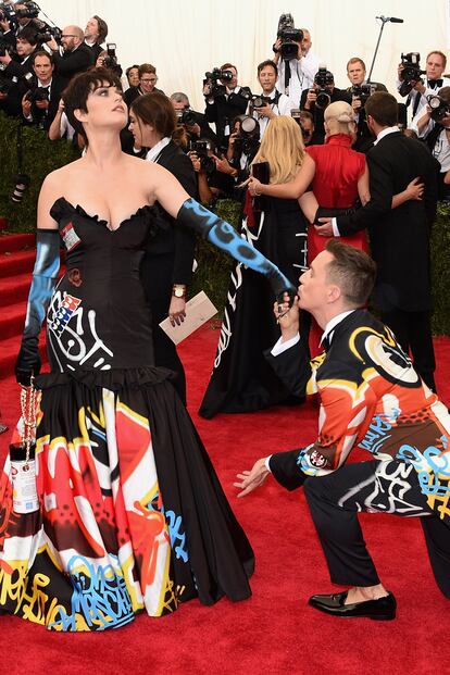 Jeremy Scott fue todo carantoñas con Katy Perry, que además de vestir con sus estilismos para su gira, fue una de las elegidas para ejercer de musa de Moschino.