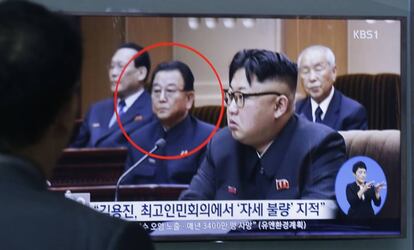 Un hombre mira en televisión a Kim Yong Jin (izq) y al líder norcoreano Kim Jong Un (dcha.), este miércoles en Corea del Sur.