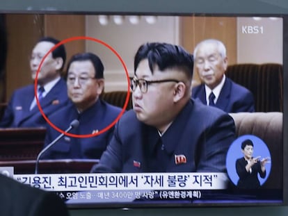 Un hombre mira en televisión a Kim Yong Jin (izq) y al líder norcoreano Kim Jong Un (dcha.), este miércoles en Corea del Sur.