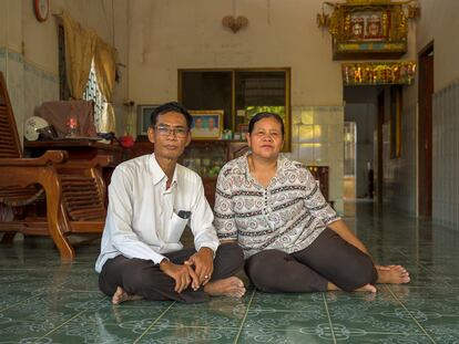 Yoeuth Yoeun y Chamroeun Ros, refugiados camboyanos en Tailandia en los ochenta, se formaron con MSF para convertirse en profesionales médicos en el campo de Khao Dang.