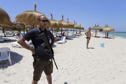 Un policía vigila la playa del hotel Marhaba Imperial, de Susa