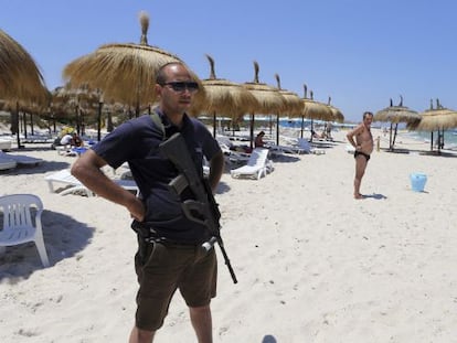 Varios policías vigilan la playa del hotel Marhaba Imperial, de Susa, el pasado miércoles 1 de julio.