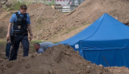 Una carpa protege la bomba en el solar en el que ha sido hallada.