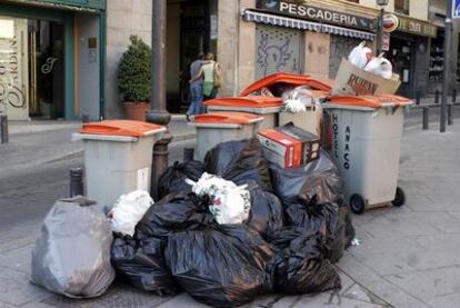 Basuras tiradas en una calle de Madrid durante una huelga de los trabajadores en 2006.