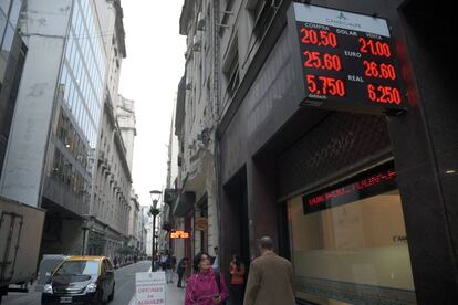 Una casa de cambio de moneda muestra en su pizarra la cotización del dólar el día miércoles, en Buenos Aires.