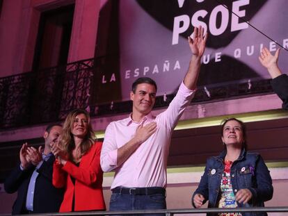 Elecciones Generales 28A: Intervención del presidente del Gobierno, Pedro Sánchez, en el exterior de la sede de la calle Ferraz de Madrid.