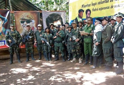 Iván Márquez lee el manifiesto en el que anuncia que regresa a las armas.