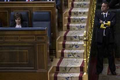 Las horas pasaban y la vicepresidenta del gobierno, ahora en funciones, continuaba sola en su escaño. El asiento del presidente, Mariano Rajoy, permaneció vacio desde la una de la tarde del viernes. Solo el bolso de la vicepresidenta reposaba en el principal escaño del banco azul a la espera de que su titular lo ocupara. Rajoy había salido a almorzar con algunos ministros pero se esperaba que volviera al Congreso para continuar con la segunda parte de la moción de censura. Pero no llegó. En solitario, la vicepresidenta, escuchó hora tras hora reproches infinitos hacia el presidente del Gobierno, Mariano Rajoy, de todos los portavoces que subieron a la tribuna. Tanto los que iban a apoyar la moción de censura de Pedro Sánchez, como los que la iban a rechazar. El concernido no los escuchó.