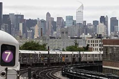 Perfil urbano de Nueva York visto desde la estación de metro de Queens.