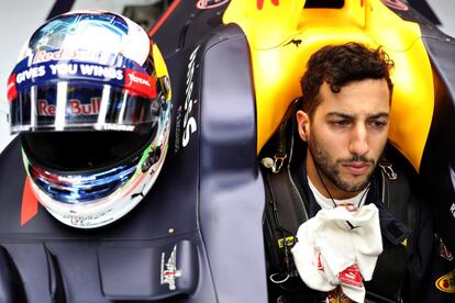 El australiano Daniel Ricciardo, del equipo Red Bull Racing, espera en su coche durante la sesión de clasificación para el GP de Gran Bretaña, en el circuito de Silverstone.