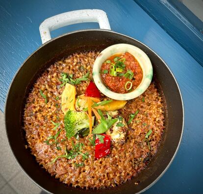 El thieboudienne es un plato tradicional de Senegal que se compone de arroz de verduras y pescado.