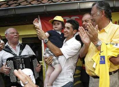 Carlos Sastre, ayer, recibe el homenaje de su club de <i>fans</i> de Aalter (Bélgica).