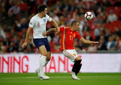 Iago Aspas controla el balón ante Maguire.