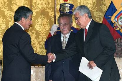El nuevo presidente, Alfredo Palacio (derecha), saluda a uno de sus ministros tras tomar posesión.