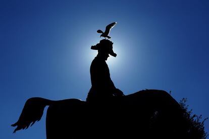 Una gaviota se posa sobre la estatua del rey Carlo Alberto, en el jardín de Quirinale de Roma.
