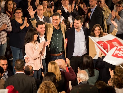 Pedro Sánchez, entre Formoso y Caballero, en un mitin en A Coruña en 2019.