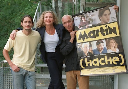 Juan Diego Botto, Cecilia Roth y Eusebio Poncela posan con el cartel de 'Martín (Hache)' en 1997.