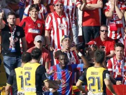 Diop se encara con los aficionados del Atlético