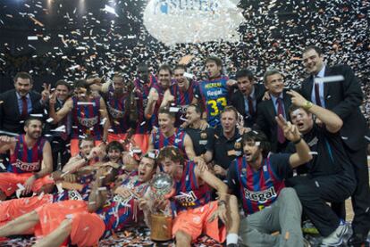 Los jugadores y los técnicos del Barcelona exhiben el trofeo de campeones y su alegría por el triunfo.