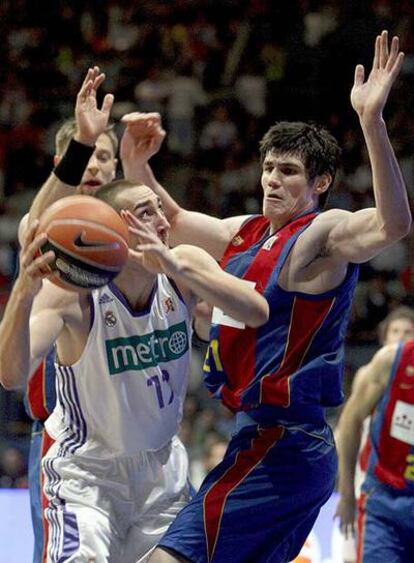 Bullock penetra a canasta en presencia de Ilyasova.