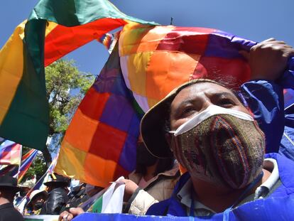 Militantes del partido de Gobierno, Movimiento al Socialismo (MAS), se manifiestan por el "desagravio" a la bandera indígena 'wiphala', este lunes en La Paz.