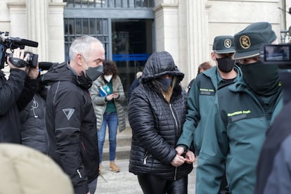 Un agente lleva esposada a Ana Sandamil a la Audiencia Provincial de Lugo el día del veredicto del jurado, el 15 de febrero de 2022.