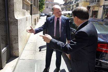 Rodrigo Rato y José Luis Olivas, presidentes de Caja Madrid y Bancaja, acudieron juntos ayer al Palau de la Generalitat, en Valencia, en la primera visita institucional de los siete presidentes de las cajas implicadas en la <i>fusión fría</i>