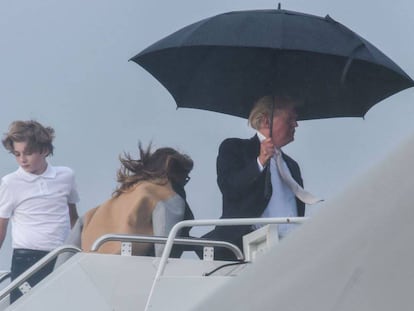 La primera dama y Barron Trump, sin paraguas, detrás del presidente de EE UU.