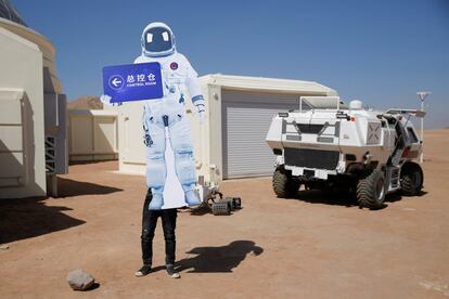 O projeto foi realizado pela empresa C-Space, que conta com o apoio das autoridades locais e do China Astronaut Center. Na imagem, um membro da equipe posiciona uma placa em forma de traje espacial na base de simulação.