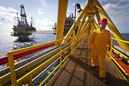 Un trabajador en la plataforma Ku-M en el Golfo de M&eacute;xico.